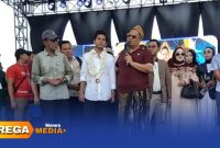 Caption: Valen D'Academy 7 didampingi CEO Bawang Mas Group H.Her dan Bupati Pamekasan Kholilurrahman, (dok. Kurdi, Rega Pamekasan).