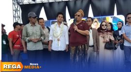 Caption: Valen D'Academy 7 didampingi CEO Bawang Mas Group H.Her dan Bupati Pamekasan Kholilurrahman, (dok. Kurdi, Rega Pamekasan). 