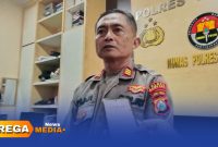 Caption: Kasi Humas Kepolisian Resor Sampang AKP Eko Puji Waluyo, saat diwawancara awak media di ruangan kerjanya, (dok. Harry, Rega Media).