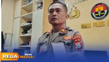 Caption: Kasi Humas Kepolisian Resor Sampang AKP Eko Puji Waluyo, saat diwawancara awak media di ruangan kerjanya, (dok. Harry, Rega Media). 