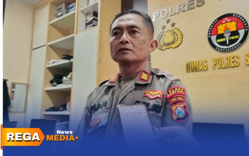 Caption: Kasi Humas Kepolisian Resor Sampang AKP Eko Puji Waluyo, saat diwawancara awak media di ruangan kerjanya, (dok. Harry, Rega Media). 