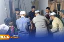 Caption: anggota Polsek Kedungdung saat mengevakuasi almarhum Muhar ke rumah duka, (sumber foto: Humas Polres Sampang). 