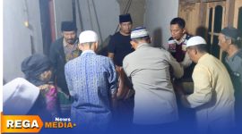 Caption: anggota Polsek Kedungdung saat mengevakuasi almarhum Muhar ke rumah duka, (sumber foto: Humas Polres Sampang). 