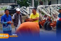 Caption: Kepala Disperta-KP dampingi Komisi II DPRD Sampang saat sidak alsintan, (sumber foto: staf Komisi II). 