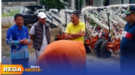 Caption: Kepala Disperta-KP dampingi Komisi II DPRD Sampang saat sidak alsintan, (sumber foto: staf Komisi II). 