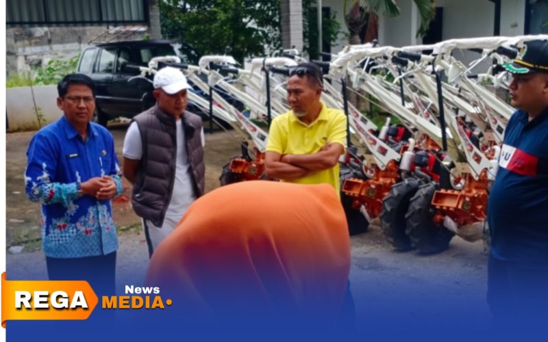 Caption: Kepala Disperta-KP dampingi Komisi II DPRD Sampang saat sidak alsintan, (sumber foto: staf Komisi II). 