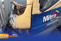 Caption: tampak bagian depan truk yang terlibat kecelakaan di jalan raya Camplong ringsek, (sumber foto: Humas Polres Sampang).