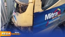 Caption: tampak bagian depan truk yang terlibat kecelakaan di jalan raya Camplong ringsek, (sumber foto: Humas Polres Sampang).