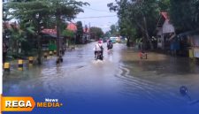 Caption: tampak sejumlah pengendara menerobos genangan banjir di jalan raya Desa Panggung, (sumber foto: BPBD Sampang).