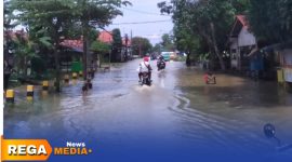 Caption: tampak sejumlah pengendara menerobos genangan banjir di jalan raya Desa Panggung, (sumber foto: BPBD Sampang). 