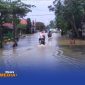 Caption: tampak sejumlah pengendara menerobos genangan banjir di jalan raya Desa Panggung, (sumber foto: BPBD Sampang). 