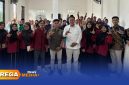 Caption: Ketua PWI Bangkalan pose bersama usai seminar nasional di Kampus Institut Bahri Asyiq Galis, (dok. Syafin, Rega Media). 