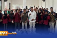 Caption: Ketua PWI Bangkalan pose bersama usai seminar nasional di Kampus Institut Bahri Asyiq Galis, (dok. Syafin, Rega Media). 