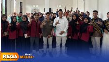 Caption: Ketua PWI Bangkalan pose bersama usai seminar nasional di Kampus Institut Bahri Asyiq Galis, (dok. Syafin, Rega Media). 