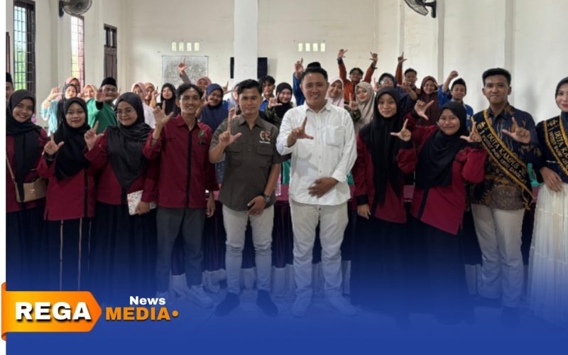 Caption: Ketua PWI Bangkalan pose bersama usai seminar nasional di Kampus Institut Bahri Asyiq Galis, (dok. Syafin, Rega Media). 