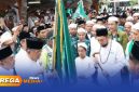 Caption: penyerahan tongkat dan tasbih isyarah pendirian NU diserahkan kepada Pengasuh Pondok Pesantren Tebuireng, (dok. foto istimewa). 