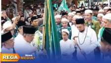 Caption: penyerahan tongkat dan tasbih isyarah pendirian NU diserahkan kepada Pengasuh Pondok Pesantren Tebuireng, (dok. foto istimewa).