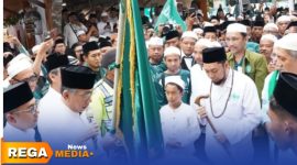 Caption: penyerahan tongkat dan tasbih isyarah pendirian NU diserahkan kepada Pengasuh Pondok Pesantren Tebuireng, (dok. foto istimewa). 