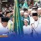Caption: penyerahan tongkat dan tasbih isyarah pendirian NU diserahkan kepada Pengasuh Pondok Pesantren Tebuireng, (dok. foto istimewa). 