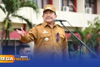 Caption: Wakil Bupati Sumenep KH Imam Hasyim, memberikan arahan kepada ASN saat pimpin apel perdana di tahun 2026, (sumber foto: Sumenep.go.id). 