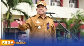 Caption: Wakil Bupati Sumenep KH Imam Hasyim, memberikan arahan kepada ASN saat pimpin apel perdana di tahun 2026, (sumber foto: Sumenep.go.id). 