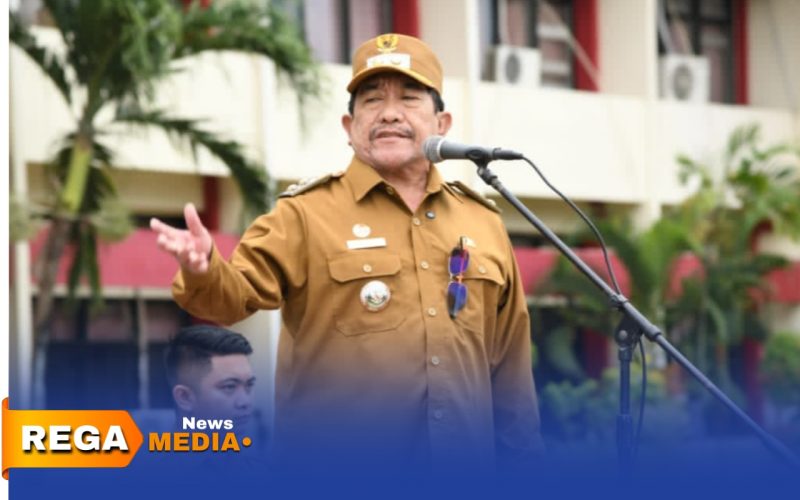 Caption: Wakil Bupati Sumenep KH Imam Hasyim, memberikan arahan kepada ASN saat pimpin apel perdana di tahun 2026, (sumber foto: Sumenep.go.id). 