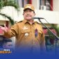 Caption: Wakil Bupati Sumenep KH Imam Hasyim, memberikan arahan kepada ASN saat pimpin apel perdana di tahun 2026, (sumber foto: Sumenep.go.id). 