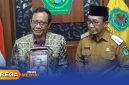 Caption: Mantan Menko Polhukam Mahfud MD didampingi Bupati Pamekasan KH Kholilurrahman, diwawancara awak media di Pendopo Ronggosukowati, (dok. Kurdi, Rega Media). 