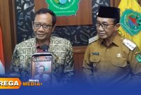 Caption: Mantan Menko Polhukam Mahfud MD didampingi Bupati Pamekasan KH Kholilurrahman, diwawancara awak media di Pendopo Ronggosukowati, (dok. Kurdi, Rega Media). 