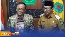 Caption: Mantan Menko Polhukam Mahfud MD didampingi Bupati Pamekasan KH Kholilurrahman, diwawancara awak media di Pendopo Ronggosukowati, (dok. Kurdi, Rega Media).
