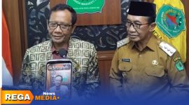 Caption: Mantan Menko Polhukam Mahfud MD didampingi Bupati Pamekasan KH Kholilurrahman, diwawancara awak media di Pendopo Ronggosukowati, (dok. Kurdi, Rega Media). 