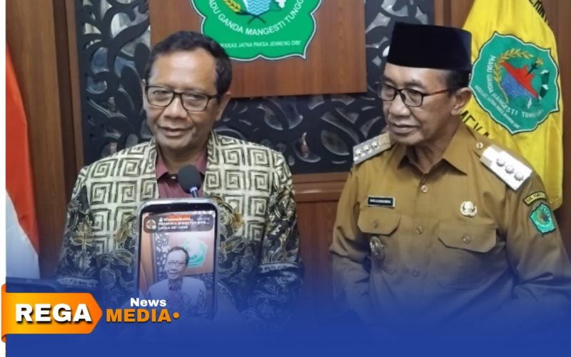Caption: Mantan Menko Polhukam Mahfud MD didampingi Bupati Pamekasan KH Kholilurrahman, diwawancara awak media di Pendopo Ronggosukowati, (dok. Kurdi, Rega Media). 