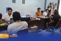 Caption: dua tersangka pencurian sepeda motor berinisial S dan AS, tengah dimintai keterangan penyidik Satreskrim Polres Sampang, (dok. foto istimewa). 