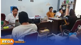 Caption: dua tersangka pencurian sepeda motor berinisial S dan AS, tengah dimintai keterangan penyidik Satreskrim Polres Sampang, (dok. foto istimewa). 