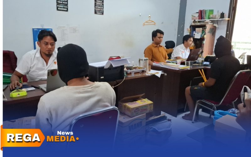 Caption: dua tersangka pencurian sepeda motor berinisial S dan AS, tengah dimintai keterangan penyidik Satreskrim Polres Sampang, (dok. foto istimewa). 