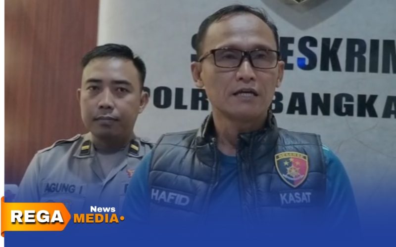 Caption: Kasi Humas Polres Bangkalan Ipda Agung Intama, dampingi Kasat Reskrim AKP Hafid Dian Maulidi saat diwawancara awak media, (dok. Syafin, Rega Media). 