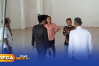 Caption: Komisi II DPRD Pamekasan saat sidak Sentra Batik Kalampar yang mangkrak, (dok. Kurdi, Rega Media). 