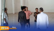 Caption: Komisi II DPRD Pamekasan saat sidak Sentra Batik Kalampar yang mangkrak, (dok. Kurdi, Rega Media). 