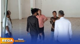 Caption: Komisi II DPRD Pamekasan saat sidak Sentra Batik Kalampar yang mangkrak, (dok. Kurdi, Rega Media). 