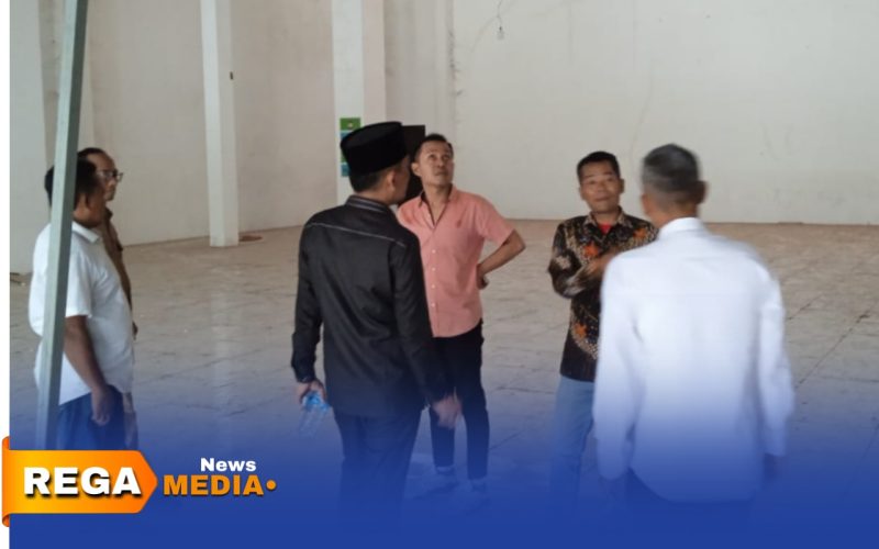 Caption: Komisi II DPRD Pamekasan saat sidak Sentra Batik Kalampar yang mangkrak, (dok. Kurdi, Rega Media). 