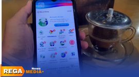 Caption: tidak perlu antre ke rumah sakit, masyarakat Sampang bisa menggunakan aplikasi Mobile JKN untuk daftar berobat (dok. Harry Rega Media). 