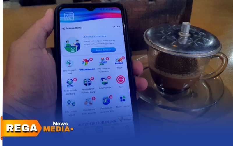 Caption: tidak perlu antre ke rumah sakit, masyarakat Sampang bisa menggunakan aplikasi Mobile JKN untuk daftar berobat (dok. Harry Rega Media). 