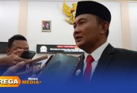 Caption: Juhari diwawancara awak media, usai dilantik sebagai anggota DPRD Sampang Fraksi Partai NasDem, (dok. Harry Rega Media).