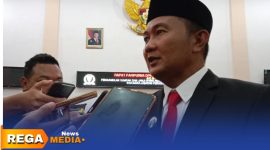 Caption: Juhari diwawancara awak media, usai dilantik sebagai anggota DPRD Sampang Fraksi Partai NasDem, (dok. Harry Rega Media). 