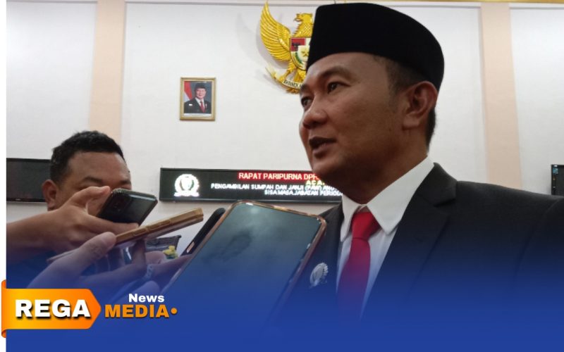 Caption: Juhari diwawancara awak media, usai dilantik sebagai anggota DPRD Sampang Fraksi Partai NasDem, (dok. Harry Rega Media). 