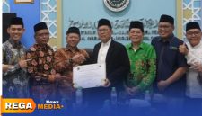 Caption: Dewan Syariah Nasional Majelis Ulama Indonesia (DSN-MUI) pose bersama usai gelar serah terima jabatan, (sumber foto: MUI digital). 