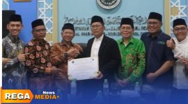 Caption: Dewan Syariah Nasional Majelis Ulama Indonesia (DSN-MUI) pose bersama usai gelar serah terima jabatan, (sumber foto: MUI digital). 