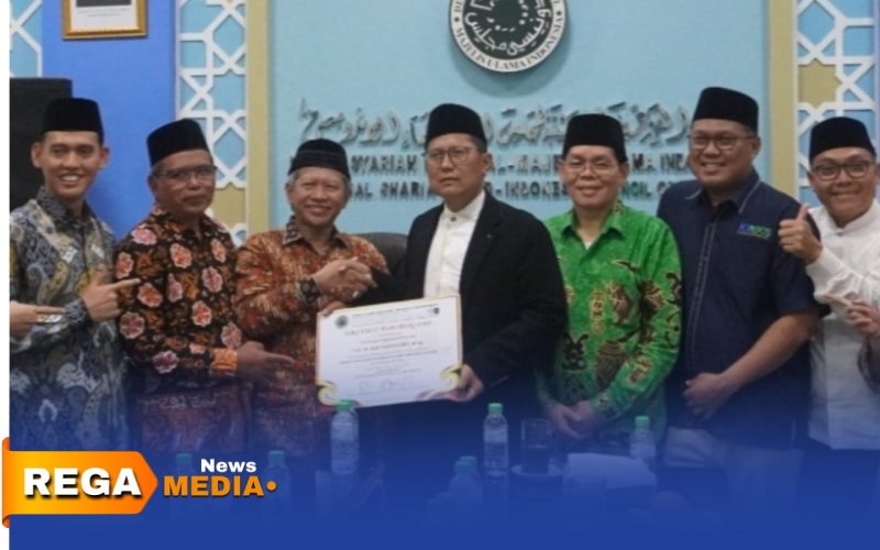Caption: Dewan Syariah Nasional Majelis Ulama Indonesia (DSN-MUI) pose bersama usai gelar serah terima jabatan, (sumber foto: MUI digital). 