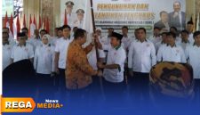 Caption: Ketua KONI Jawa Timur menyerahkan bendera pataka kepada Ketua KONI Pamekasan periode 2025-2029, (dok. Kurdi Rega Media).