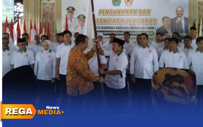 Caption: Ketua KONI Jawa Timur menyerahkan bendera pataka kepada Ketua KONI Pamekasan periode 2025-2029, (dok. Kurdi Rega Media). 